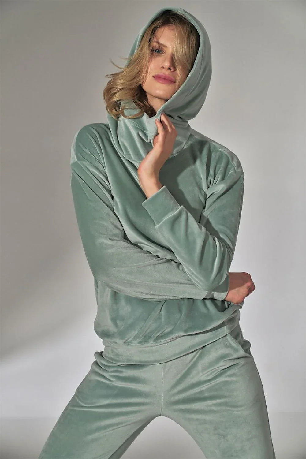 Women's Sweatshirt - Mock-Neck With Relaxed Fit
