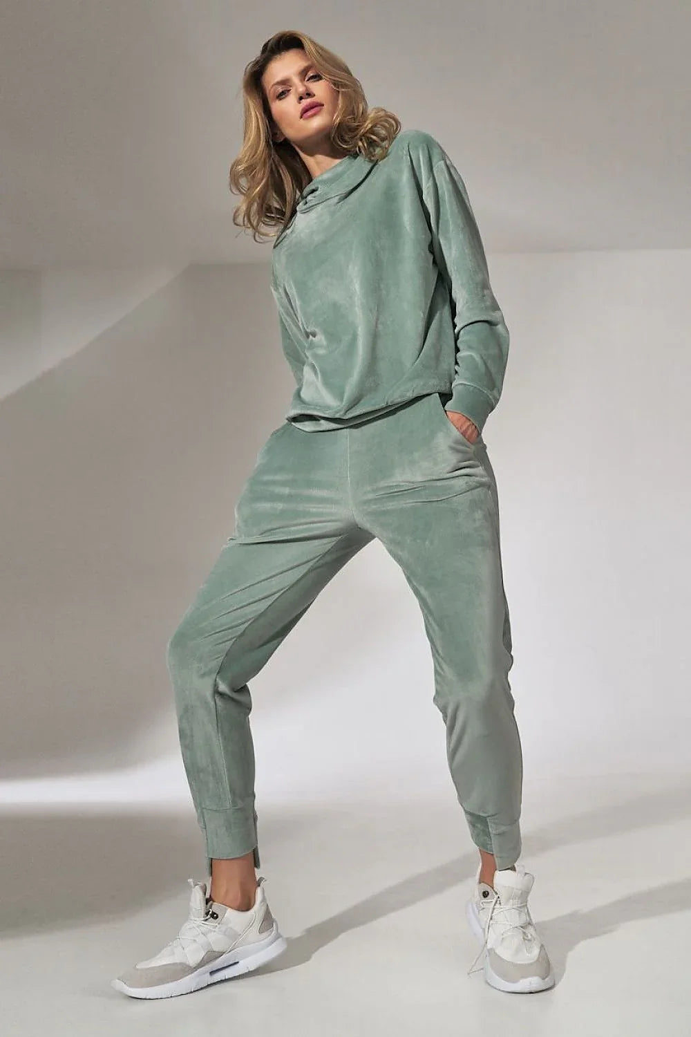 Women's Sweatshirt - Mock-Neck With Relaxed Fit