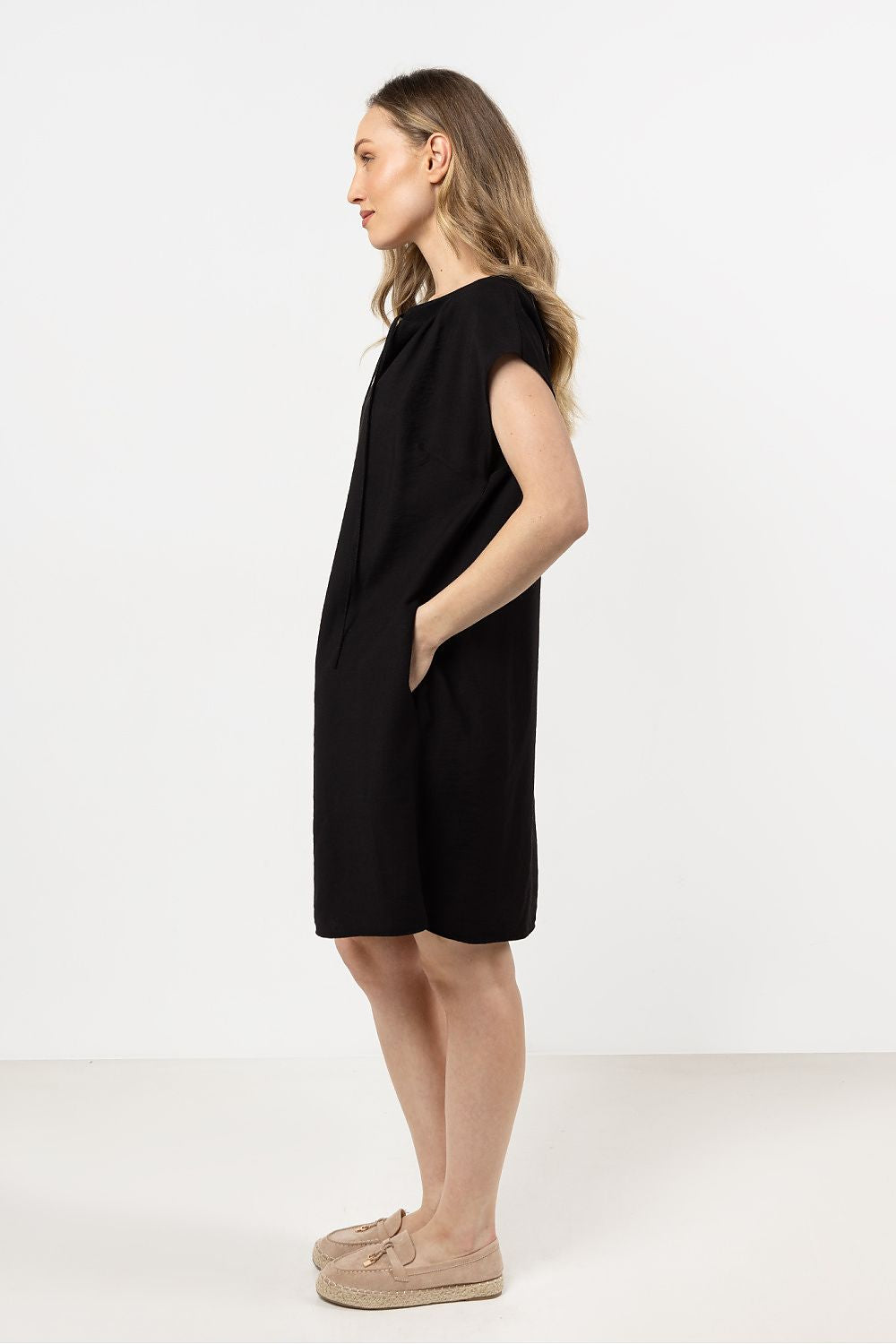 Black Mini Dress – Collar, Relaxed Cut, Pockets – Daydress | GUOCALI – view 2