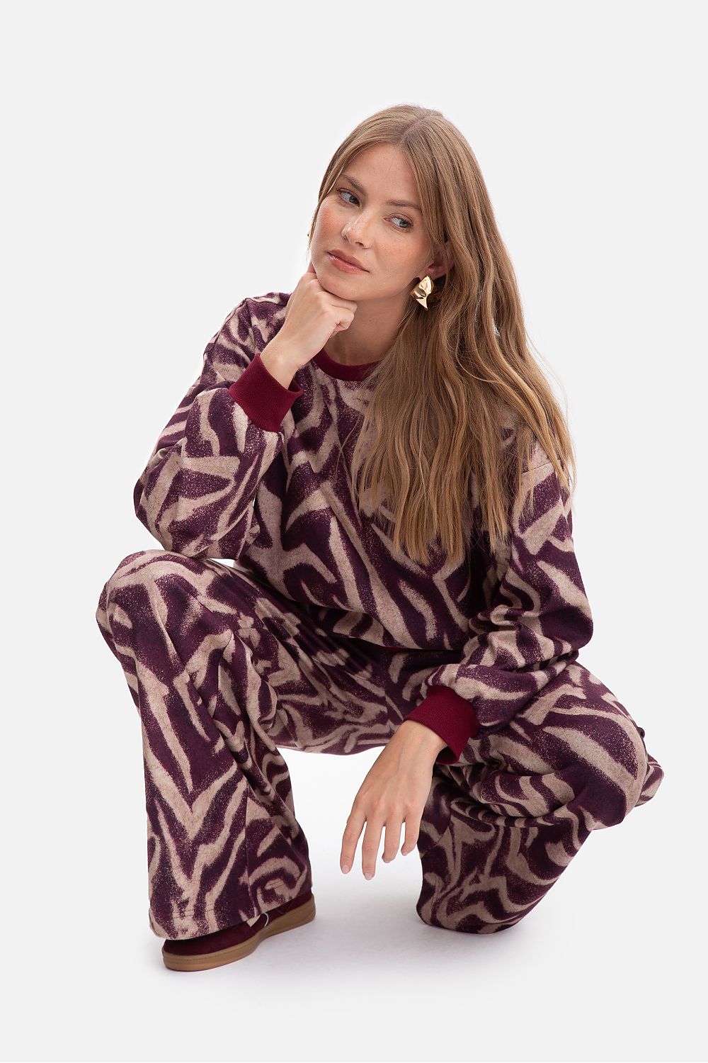 Women's sweatshirt multicolor cuffed sleeves styled view